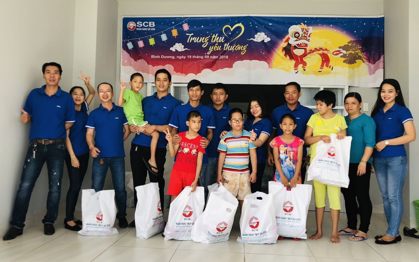 CBNV SCB Bình Dương trao gần 100 phần quà cho các em nhỏ tại Trung tâm bảo trợ xã hội tỉnh Bình Dương.