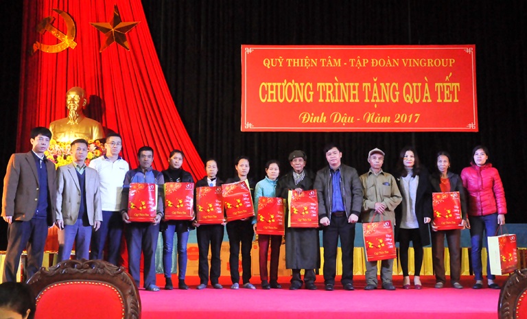 Quỹ Thiện Tâm - Tập đoàn Vingroup trao quà cho người nghèo huyện Yên Lạc, Vĩnh Phúc.