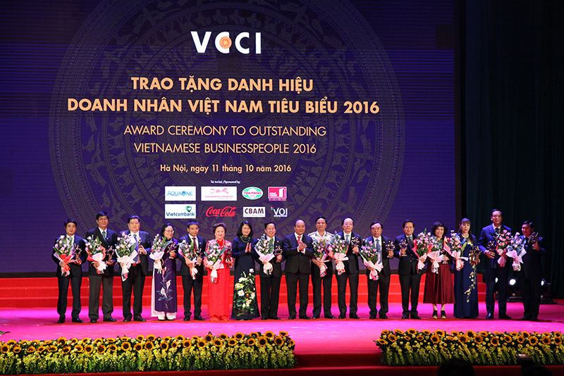 Thủ tướng Nguyễn Xuân Phúc và Chủ tịch VCCI Vũ Tiến Lộc tặng hoa cho các Doanh nhân Việt Nam tiêu biểu 2016.