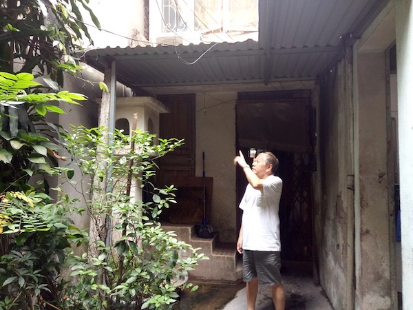 Ông Nguyễn Thiện Hải và đại gia đình sống trong căn nhà chật chội lợp mái tôn.