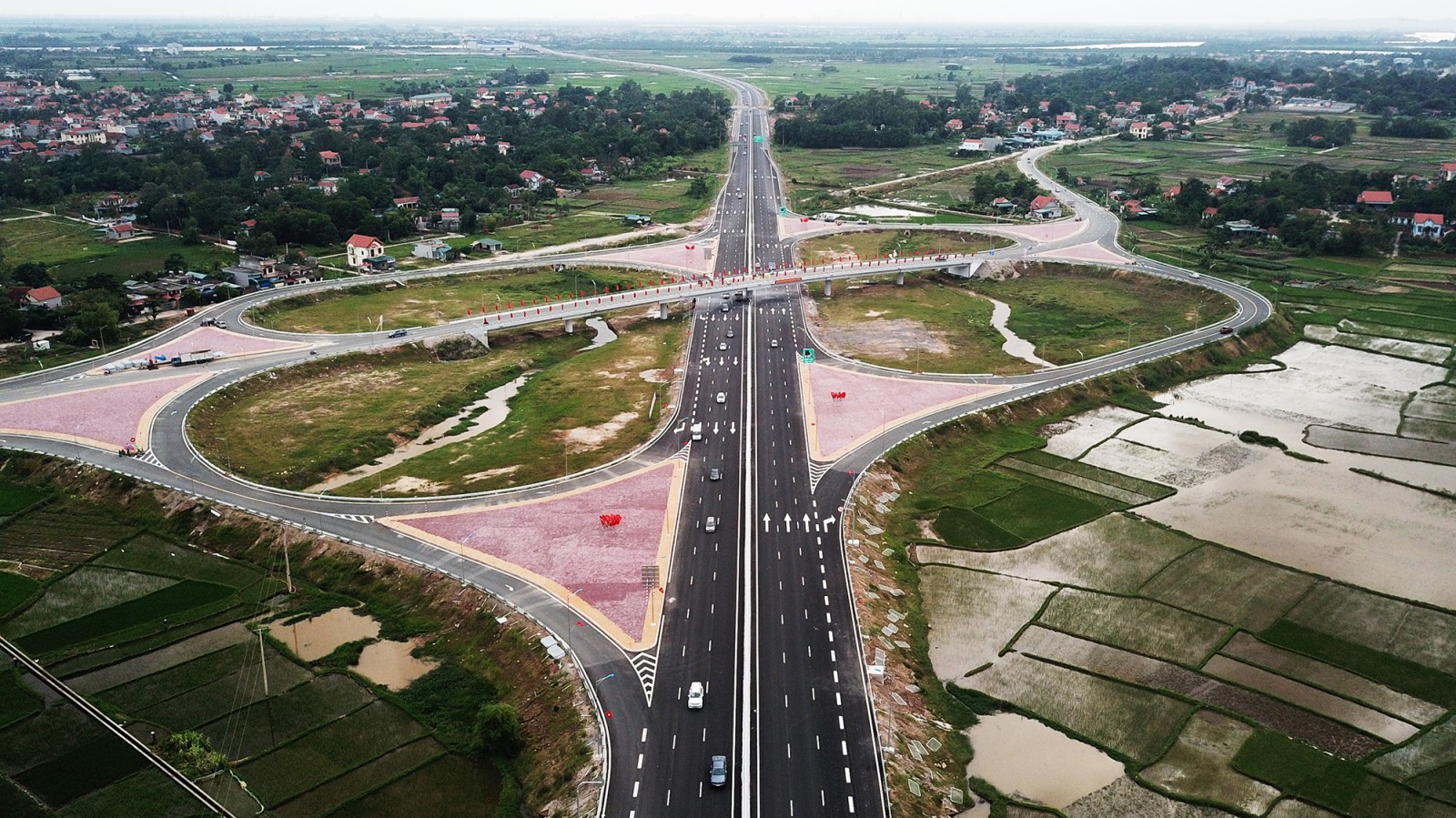 Cầu Bạch Đằng và tuyến cao tốc Hạ Long - Vân Đồn thông xe đầu tháng 9/2018.