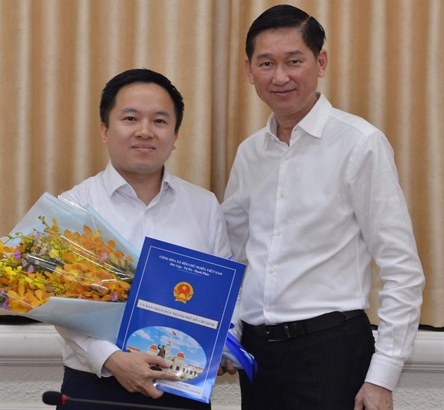 Phó Chủ tịch UBND TPHCM Trần Vĩnh Tuyến trao quyết định tiếp nhận và bổ nhiệm chức vụ Phó Giám đốc Sở Thông tin và Truyền thông TP cho ông Từ Lương.