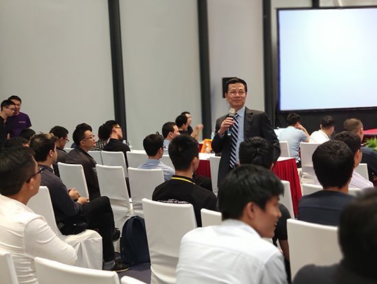 Bộ trưởng Nguyễn Mạnh Hùng trả lời nhiều câu hỏi của các bạn trẻ về vấn đề an ninh mạng.