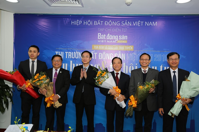 Các khách mời tham dự Tọa đàm và Giao lưu trực tuyến tại tại Văn phòng Hà Nội.