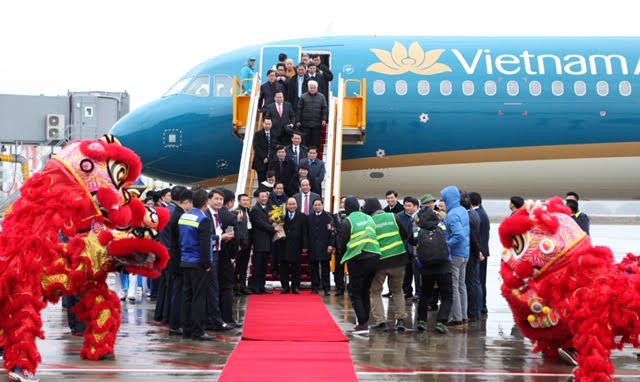Thủ tướng Nguyễn Xuân Phúc bước từ chuyên cơ bước xuống sân bay Vân Đồn - sân bay quốc tế tư nhân đầu tiên tại Việt Nam