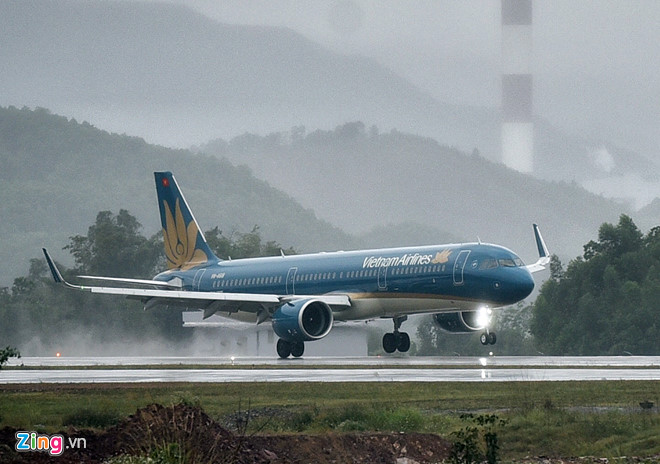 Đúng 8h50, máy bay A321 của Vietnam Airlines chở Thủ tướng và đoàn lãnh đạo nhà nước hạ cánh xuống sân bay Vân Đồn. Ảnh: Việt Linh.