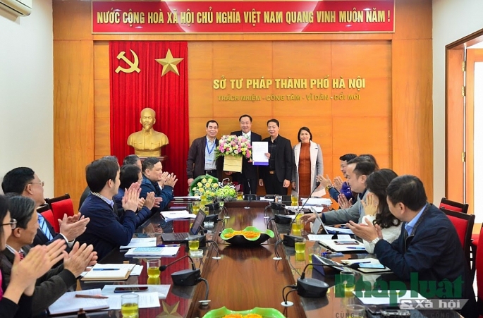 Đại diện các Phòng thuộc Sở và báo Pháp luật & Xã hội tặng hoa chúc mừng đồng chí Nguyễn Xuân Khánh.
