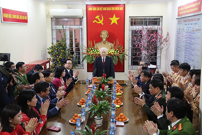 Tổng Bí thư, Chủ tịch nước Nguyễn Phú Trọng đã đến thăm và chúc Tết cán bộ chiến sĩ Đội Cảnh sát giao thông trật tự - cơ động Công an quận Ba Đình, TP Hà Nội