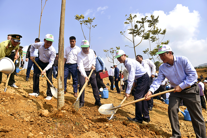 Phó Thủ tướng Trịnh Đình Dũng tham gia Tết trồng cây. - Ảnh: VGP/Nhật Bắc