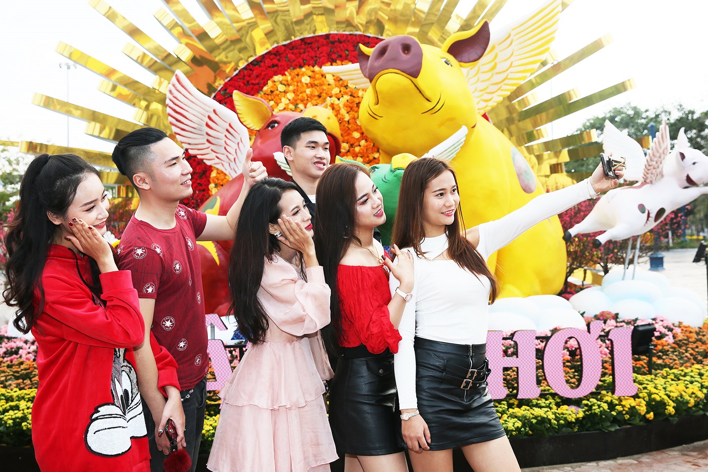 Vốn đã trở thành điểm đến vui chơi, giải trí và check-in hot nhất miền Bắc, Sun World Halong Complex dịp Tết Kỷ Hợi lại đốn tim du khách, đặc biệt là giới trẻ, với những đại cảnh, tiểu cảnh được thiết kế cầu kỳ, công phu trong Lễ hội hoa xuân “Heo vàng gõ cửa” tại khuôn viên công viên Dragon Park từ ngày 1/2/2019 đến 14/2/2019. 

Không chỉ đơn thuần là trang trí, lễ hội còn kể câu chuyện mùa xuân Hạ Long, Quảng Ninh với 4 chủ đề: Mùa xuân truyền thống, Xuân Quảng Ninh tươi đẹp, Tết Xuân Hoài Niệm, Xuân Hạ Long rực rỡ. Lang thang trong khuôn viên đó cả ngày trời bạn sẽ muốn lang thang không biết mệt mỏi ở nơi này.