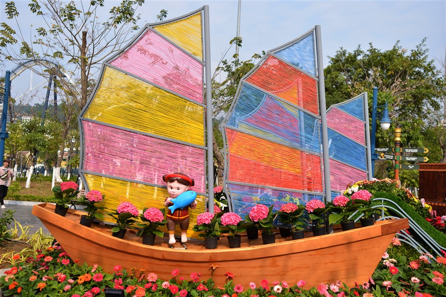 Những em bé Đông Hồ dạo chơi trên thuyền buồm sặc sỡ sắc màu lướt trên những sóng hoa ra biển lớn. Khung cảnh rực rỡ ấy khiến bất cứ du khách nào tới Lễ hội cũng muốn được dừng thật lâu, chụp thật nhiều.