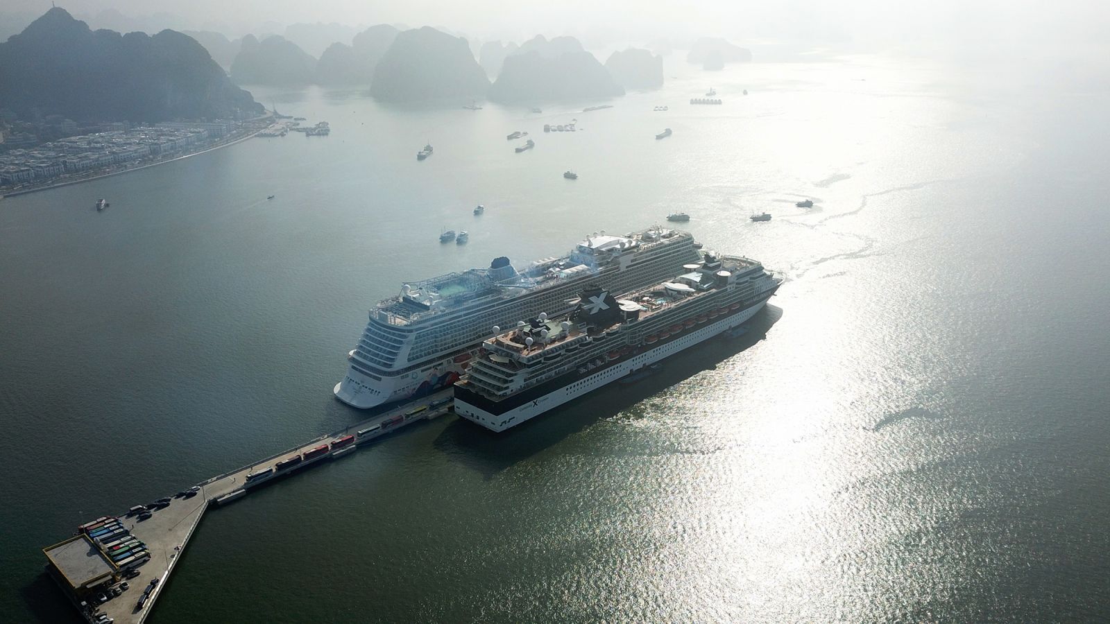 Hai tàu khách quốc tế siêu sang cùng cập Cảng tàu khách quốc tế Hạ Long