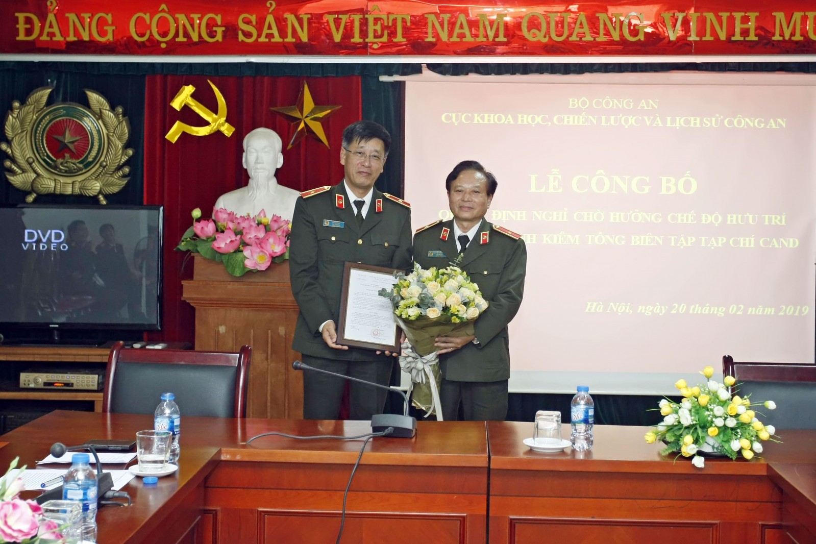 Thiếu tướng Đỗ Lê Chi trao quyết định bổ nhiệm Tổng Biên tập Tạp chí CAND cho Thiếu tướng Nguyễn Hồng Thái.