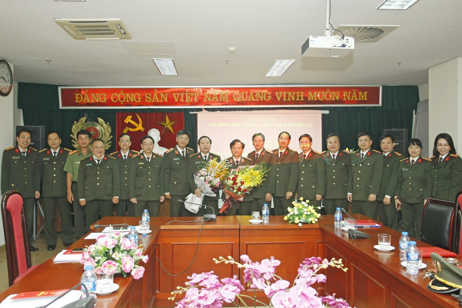 Thiếu tướng Nguyễn Hồng Thái nhận hoa chúc mừng của đồng nghiệp.