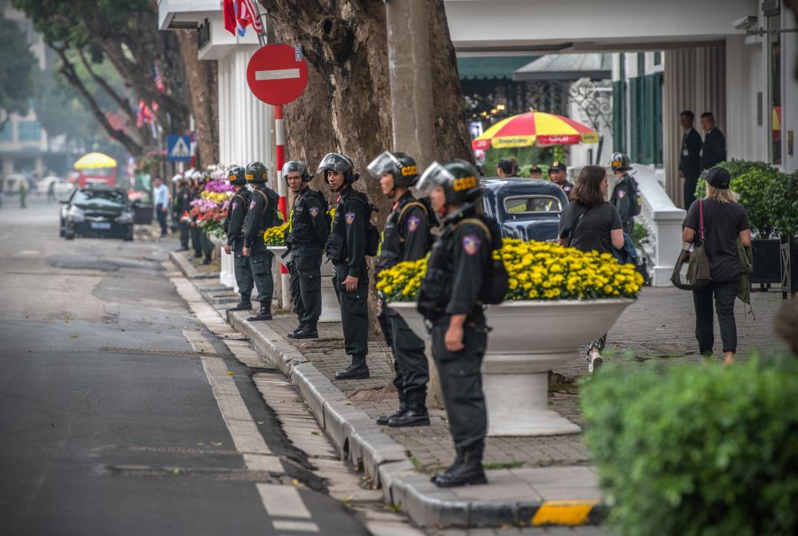 An ninh thắt chặt tại Khách sạn Sofitel Metropole Hà Nội. Ảnh: Carl Court/Getty Images
