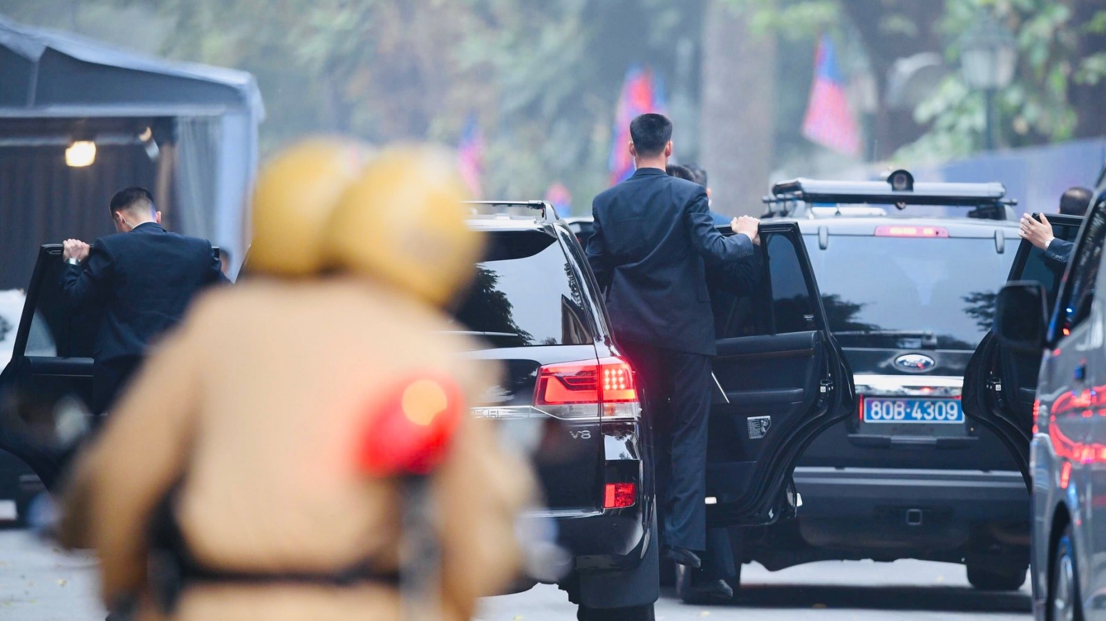Xe của Chủ tịch Triều Tiên Kim Jong Un di chuyển đến khách sạn Sofitel Legend Metropole. Ảnh: VGP/Nhật Bắc