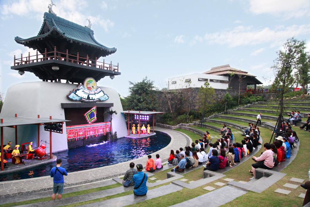 Đại diện hãng bay và công ty lữ hành tham quan Tổ hợp vui chơi giải trí Sun World Halong Complex.