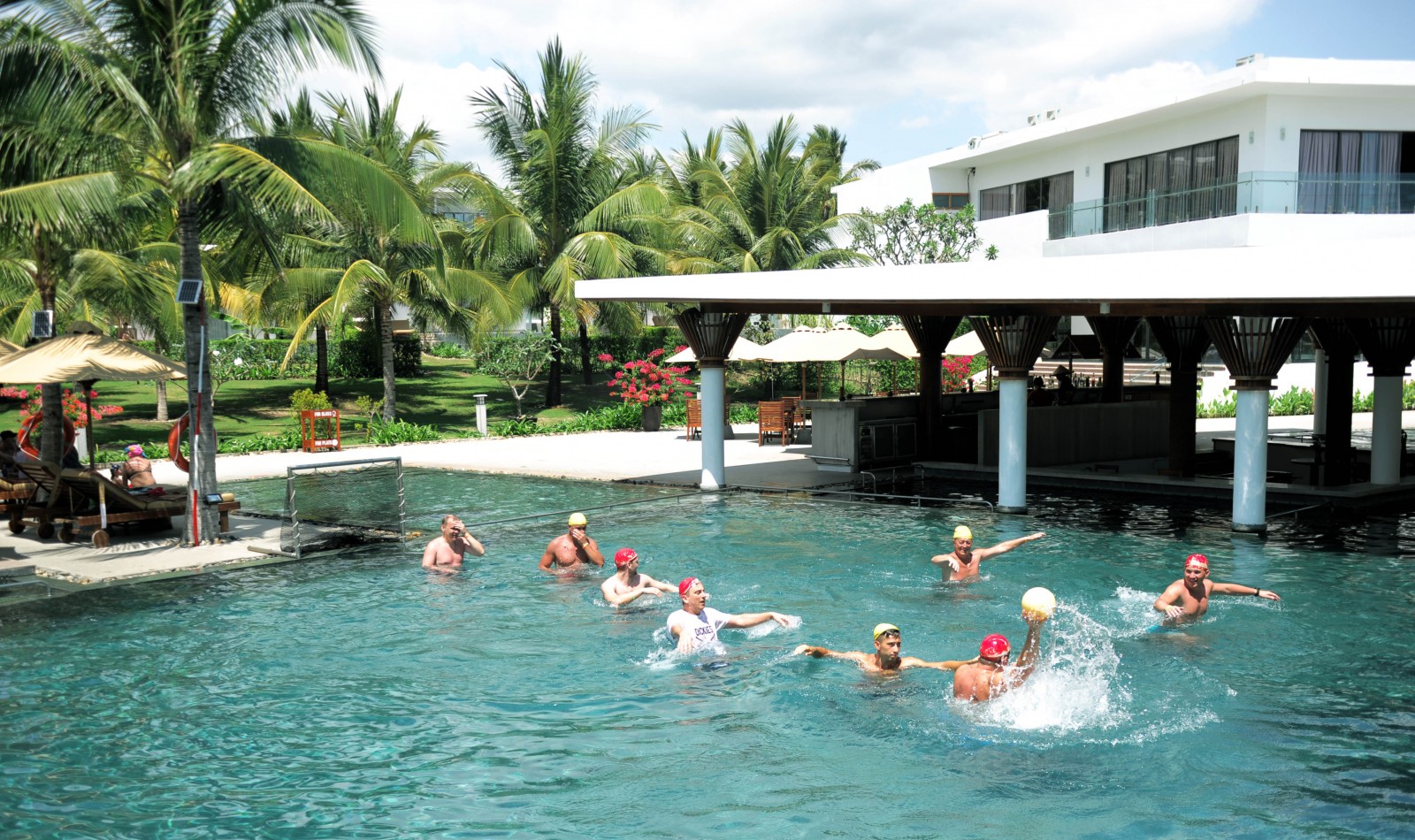 Du khách quốc tế trải nghiệm vui chơi, giải trí tại Cam Ranh Riviera Beach Resort & Spa - resort đẳng cấp 5 sao đầu tiên tại Bãi Dài.