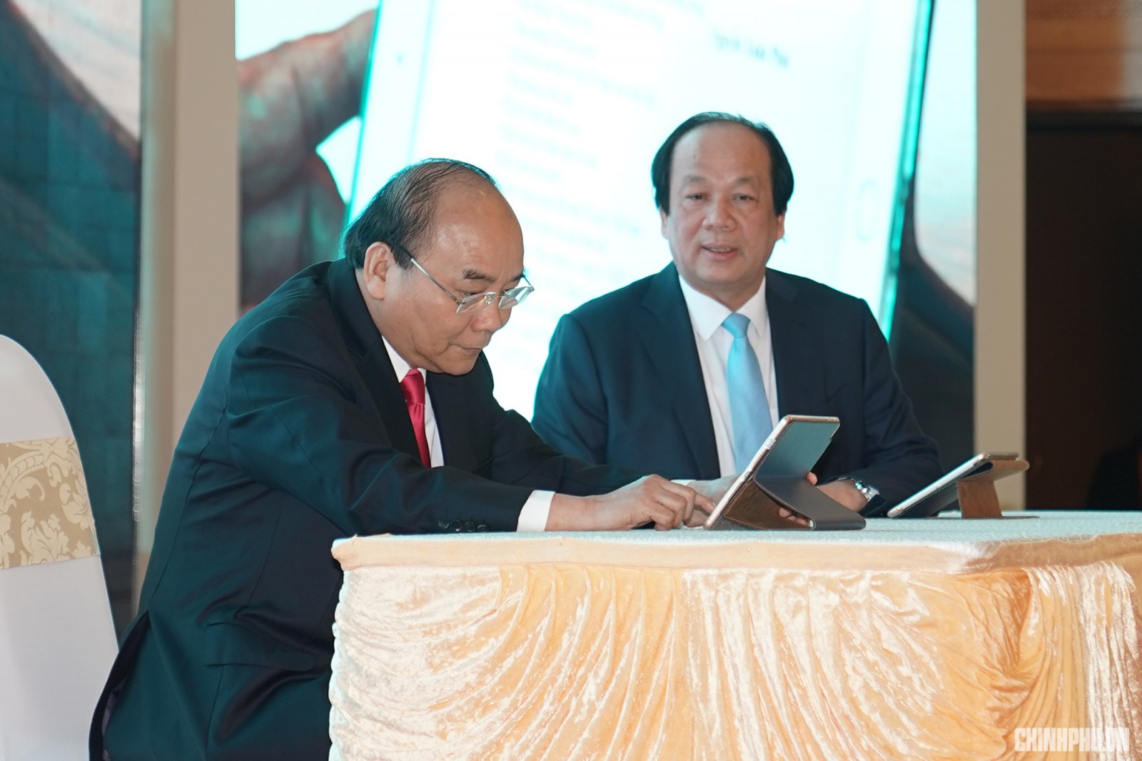 Thủ tướng Nguyễn Xuân Phúc ký ban hành văn bản trên hệ thống quản lý văn bản điện tử. Ảnh VGP/Quang Hiếu