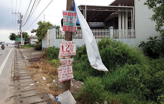 Tại nhiều địa phương ở Đồng Nai xuất hiện nhan nhãn các tờ treo quảng cáo bán đất phân lô củap/cò đất
