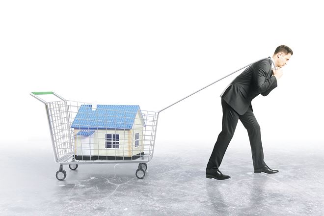 Người mua nhà đang phải gánh rất nhiều loại phí. Ảnh: Shutterstock