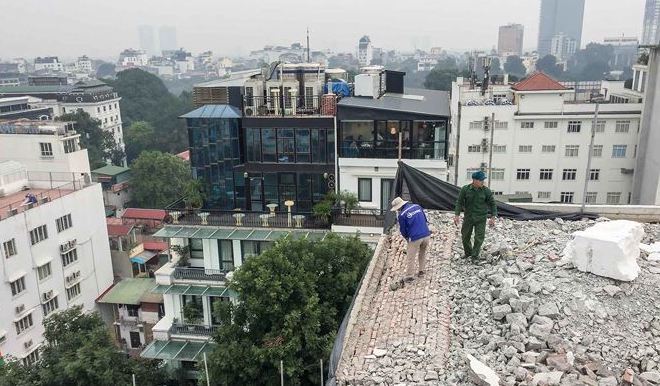 Quận Hoàn Kiếm đứng đầu danh sách về vi phạm xây dựng còn tồn đọng năm 2015 – 2016 (Ảnh: Tháo dỡ các hạng mục sai phạm công trình trên phố Nhà Chung (Hoàn Kiếm) (tháng 1/2019).