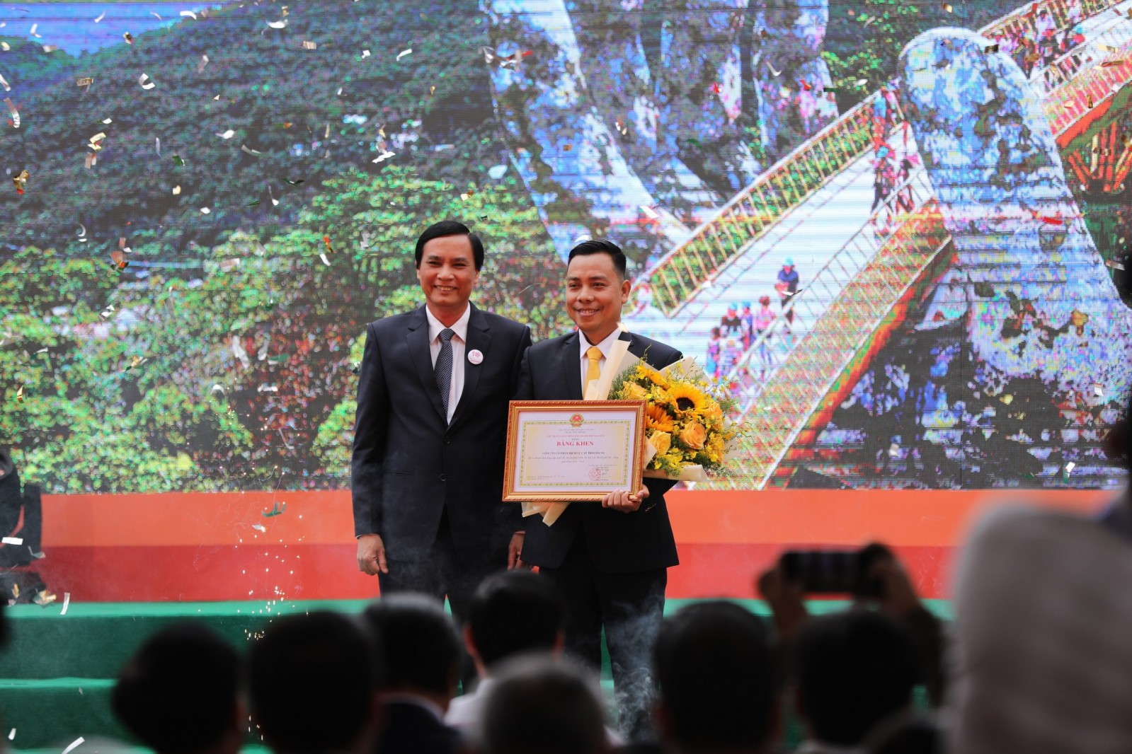 Ông Trần Văn Miên - Phó Chủ tịch UBND Thành phố Đà Nẵng trao tặng bằng khen cho ông Nguyễn Lâm An -Giám đốc Khu du lịch Sun World Ba Na Hills
