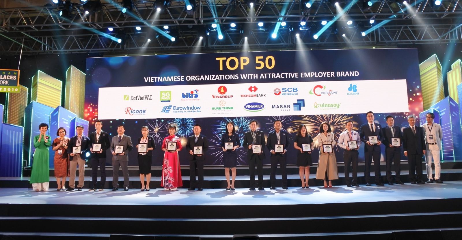Ngân hàng Sài Gòn - SCB được bình chọn nằm trong “Top 5 Ngân hàng Việt có môi trường làm việc tốt nhất” vàp/“Top 50 Doanh nghiệp Việt có thương hiệu nhà tuyển dụng hấp dẫn 2018”.