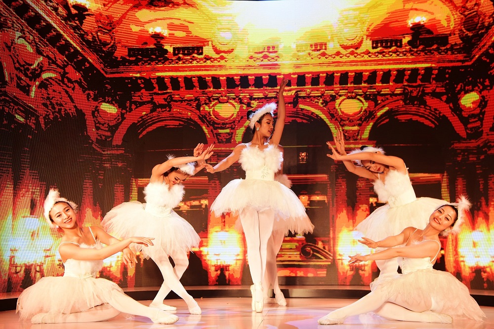 Mở đầu chương hai là tiết mục múa Ballet đương đại “A dream is born” hay còn có tên gọi “Giấc mơ kinh đô thời trang trên nền di sản”.