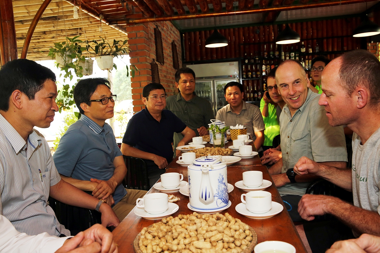 Phó Thủ tướng Vũ Đức Đam trò chuyện với du khách lưu trú tại điểm du lịch cộng đồng ở Quảng Bình. Ảnh VGP/Đình Nam