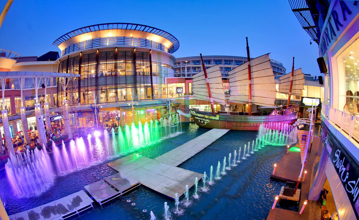 Các trung tâm thương mại, phố mua sắm ở Phuket luôn thu hút hàng vạn du khách (Internet)