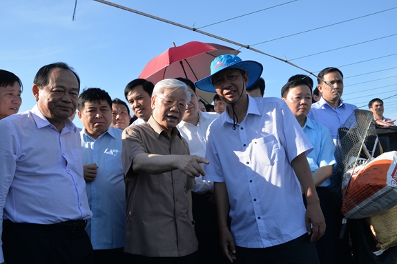 Tổng Bí thư, Chủ tịch nước Nguyễn Phú Trọng thăm mô hình nuôi tôm của Công ty CP Trung Sơn, nói chuyện với lãnh đạo đơn vị.