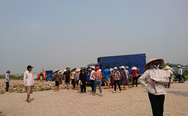 Người dân tụ tập đông người và làm đường trái phép tại Khu đô thị Thanh Hà - Cienco 5.