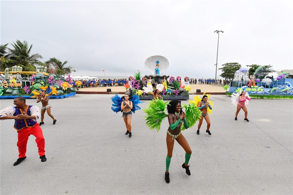 Vũ công quốc tê gây ấn tượng mạnh tại Carnival biển Sầm Sơn
