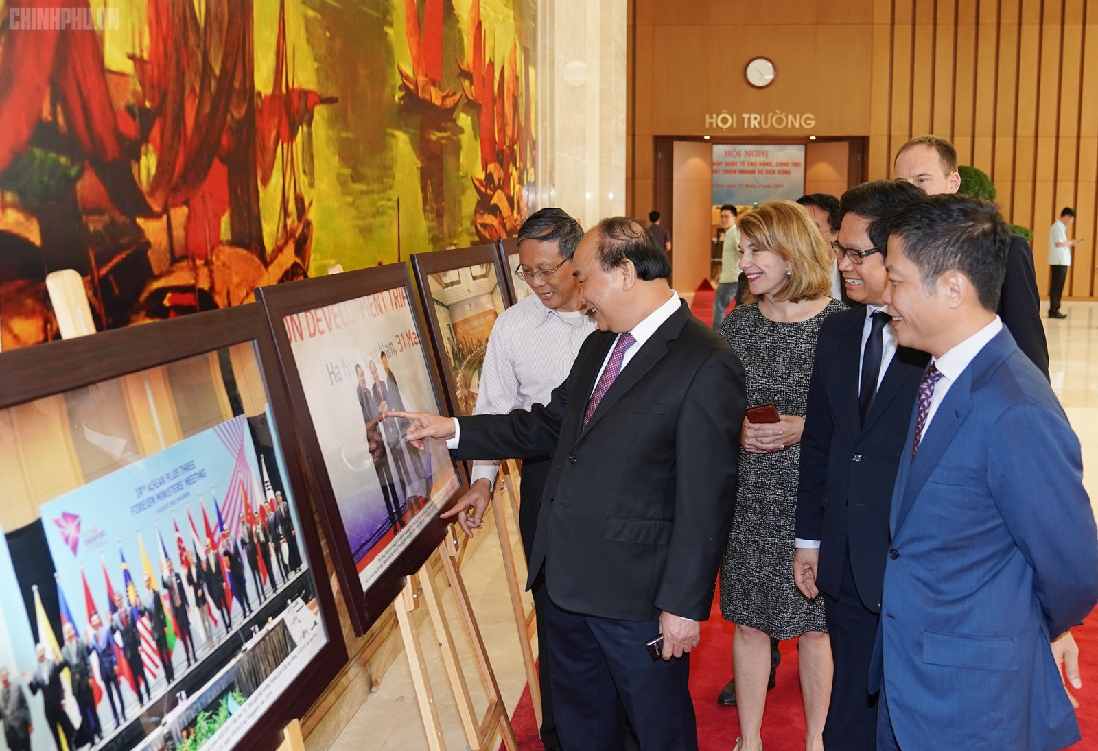 Thủ tướng Nguyễn Xuân Phúc và các đại biểu tham quan triển lãm ảnh đối ngoại. Ảnh: VGP/Quang Hiếu