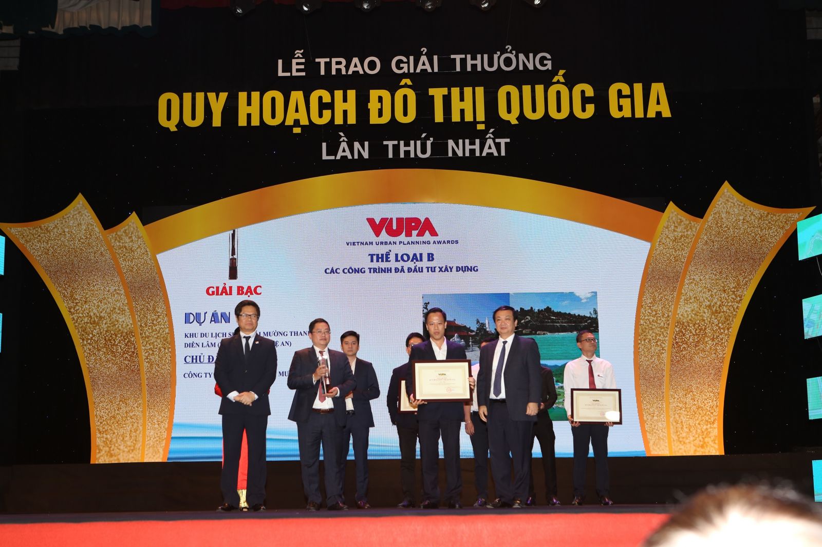 (Ông Vũ Tiến Lộc Chủ tịch VCCI cùng ông Nguyễn Thế Hùng phó Chủ tịch UBND thành phố Hà Nội trao giải thưởng chop/đại diện Tập đoàn Mường Thanh )
