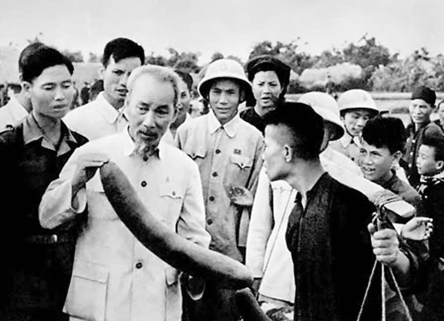 Chủ tịch Hồ Chí Minh với nông dân xã Ái Quốc, huyện Nam Sách, Hải Dương (Tháng 5/1957)