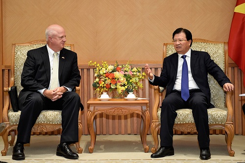 Phó Thủ tướng Trịnh Đình Dũng và ông Jerry Cook, Phó Chủ tịch Tập đoàn Hanesbrands (Hoa Kỳ).p/Ảnh: VGP/Nhật Bắc