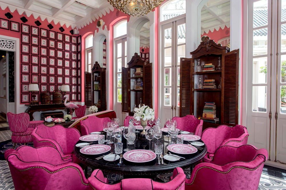 Ở JW Marriott Phu Quoc Emerald Bay, sự sang chảnh được đẩy lên đến cấp độ xa xỉ mới, trong những bữa tiệc đúng chất “Gatsby vĩ đại” tại “Biệt thự Ngọc trai hồng” Pink Pearl với lối thiết kế xa hoa, lộng lẫy và những món ăn đúng đẳng cấp Michelin.