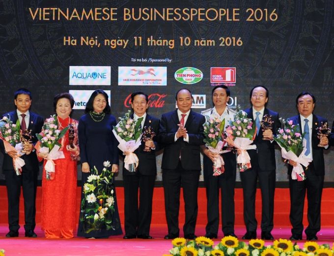 Thủ tướng Nguyễn Xuân Phúc và Phó Chủ tịch nước Đặng Thị Ngọc Thịnh trao cúp Thánh Gióng tặng các doanh nhân tiêu biểu. 