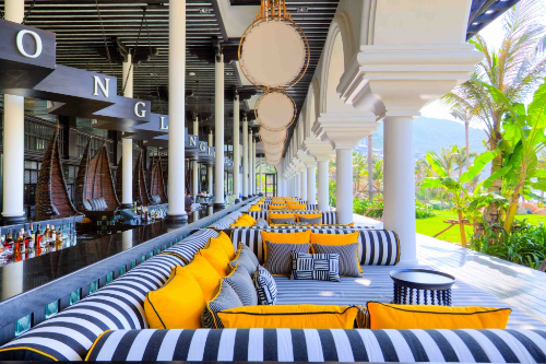 The impression that InterContinental Danang Sun Peninsula Resort provides does not just stop at the interior architecture. More than that, it’s the experience. For example, the Long Bar by the beach is designed with contemporary style.