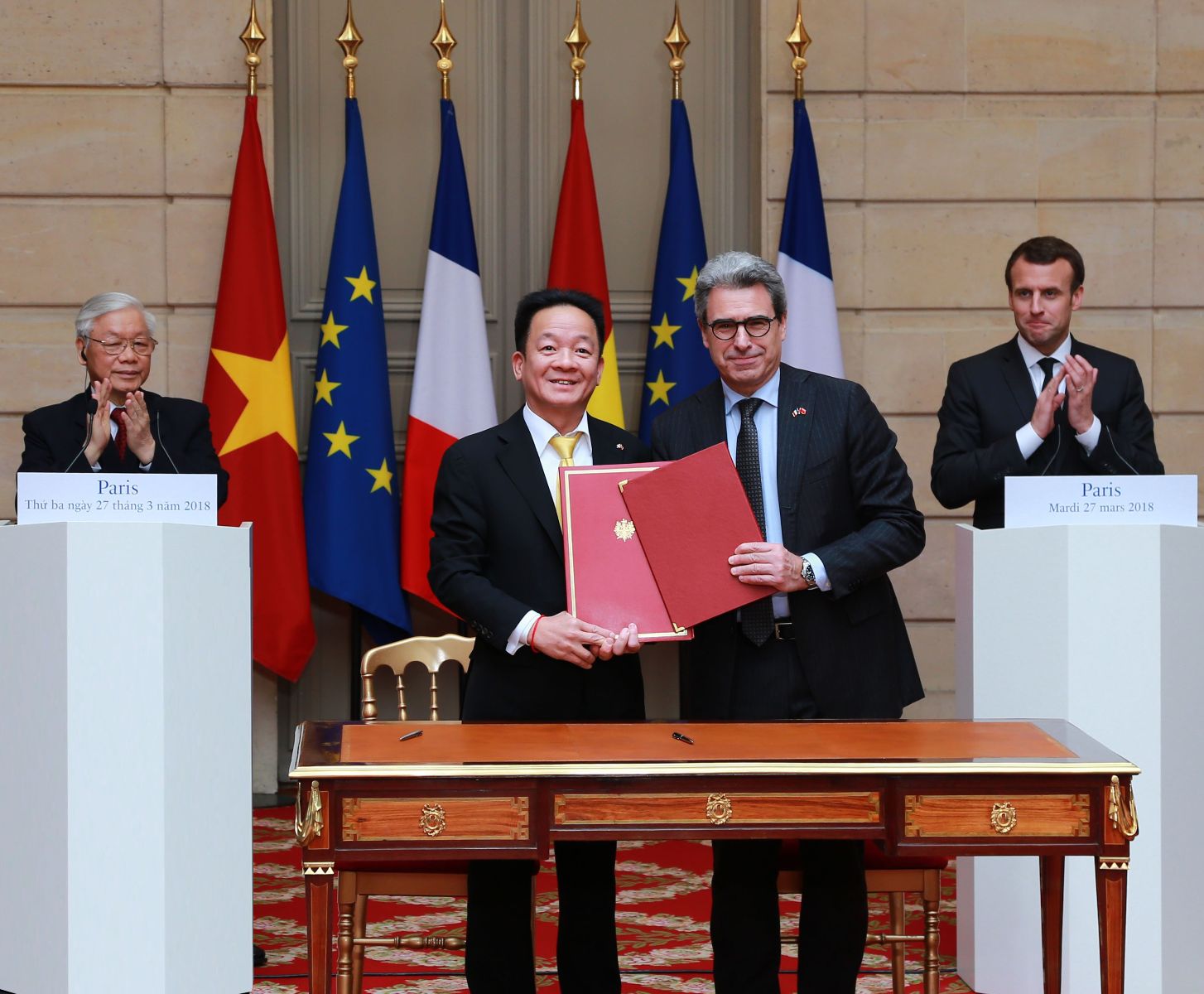 Tập đoàn T&T và Tập đoàn Bouygues của Pháp ký kết biên bản ghi nhớ hợp tác về Dự án Đường sắt đô thị số 3 dưới sự chứng kiến của Tổng Bí thư Nguyễn Phú Trọng và Tổng thống Cộng hòa Pháp Emmanuel Macron tại cung điện Elysees.