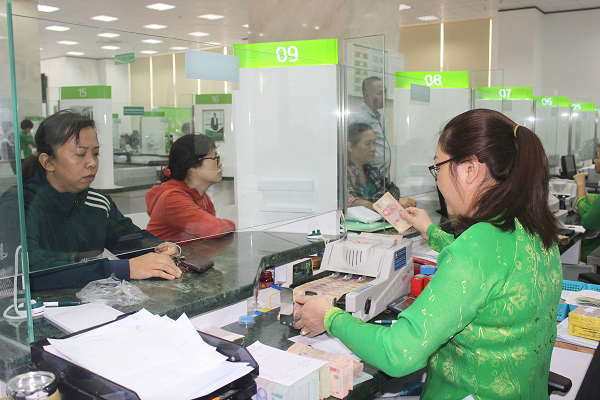 Khách hàng giao dịch tại Vietcombank chi nhánh Đồng Nai.