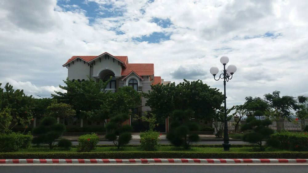 Căn biệt thự bề thế bề thế tọa lạc ngay góc đường Hùng Vương - Tố Hữu, TP Tuy Hòa, Phú Yên