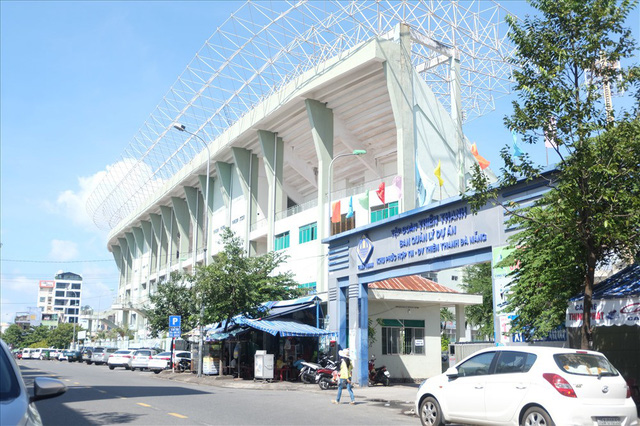 Sân vận động Chi Lăng hoang tàn sau gần 8 năm bán cho doanh nghiệp - Ảnh 1.