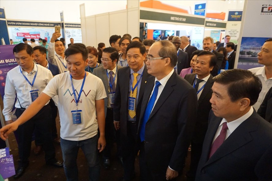 Ông Nguyễn Thiện Nhân, Bí thư Thành ủy TPHCM và ông Nguyễn Thành Phong, Chủ tịch UBND TPHCM thăm các gian hàng của các doanh nghiệp tại Diễn đàn kinh tế TPHCM 2018. Ảnh Laodong.vn