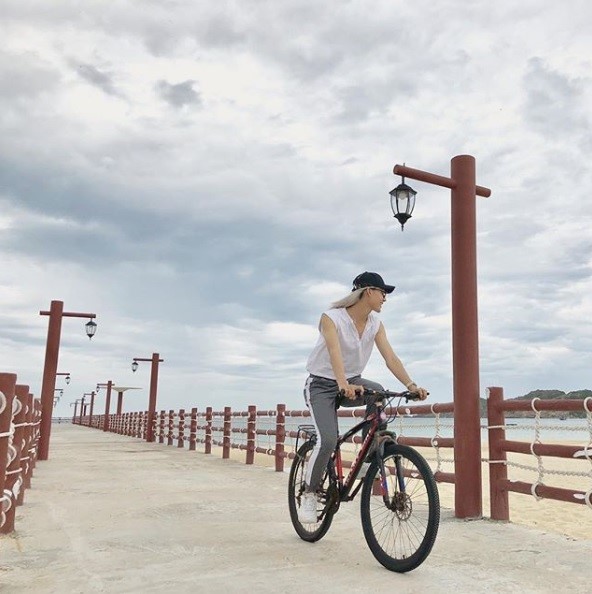 Giới trẻ thường truyền tai nhau về cầu tình yêu “thần thánh” trong khu quần thể này. (Ảnh: Người mẫu unisex Mid Nguyen)