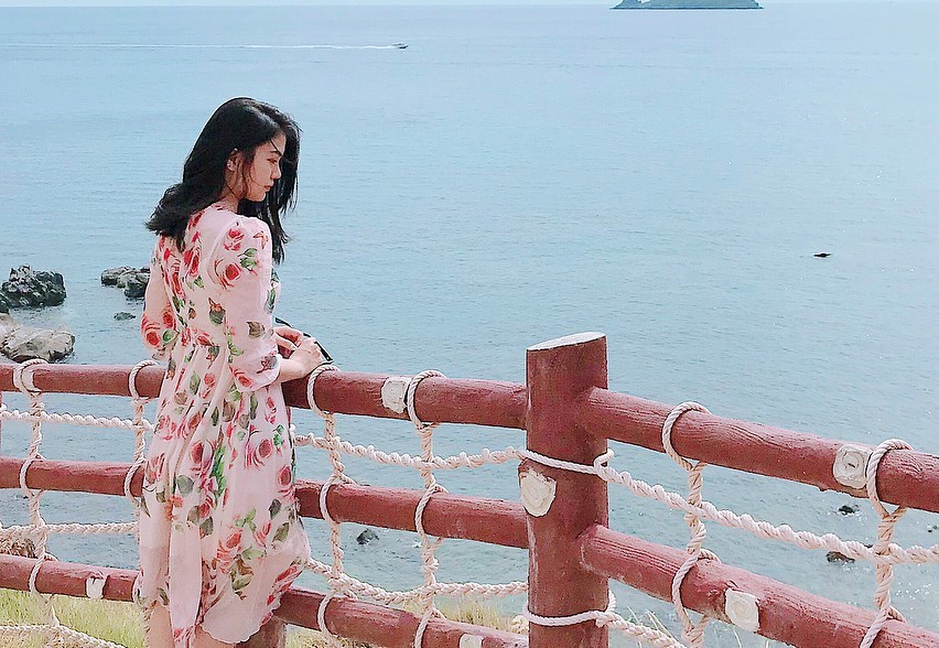 Cách đó không xa, Eo Gió như “thỏi nam châm” hút hàng triệu tín đồ du lịch bởi nơi đây được mệnh danh là điểm ngắm bình minh đẹp nhất Việt Nam. (Ảnh: tramngoc)