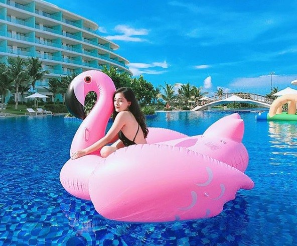Bể bơi nước mặn ngoài trời tại FLC Quy Nhơn là điểm hẹn mà các bạn trẻ cực kỳ yêu thích để checkin với bikini quyến rũ. (Ảnh: tranlylyy)