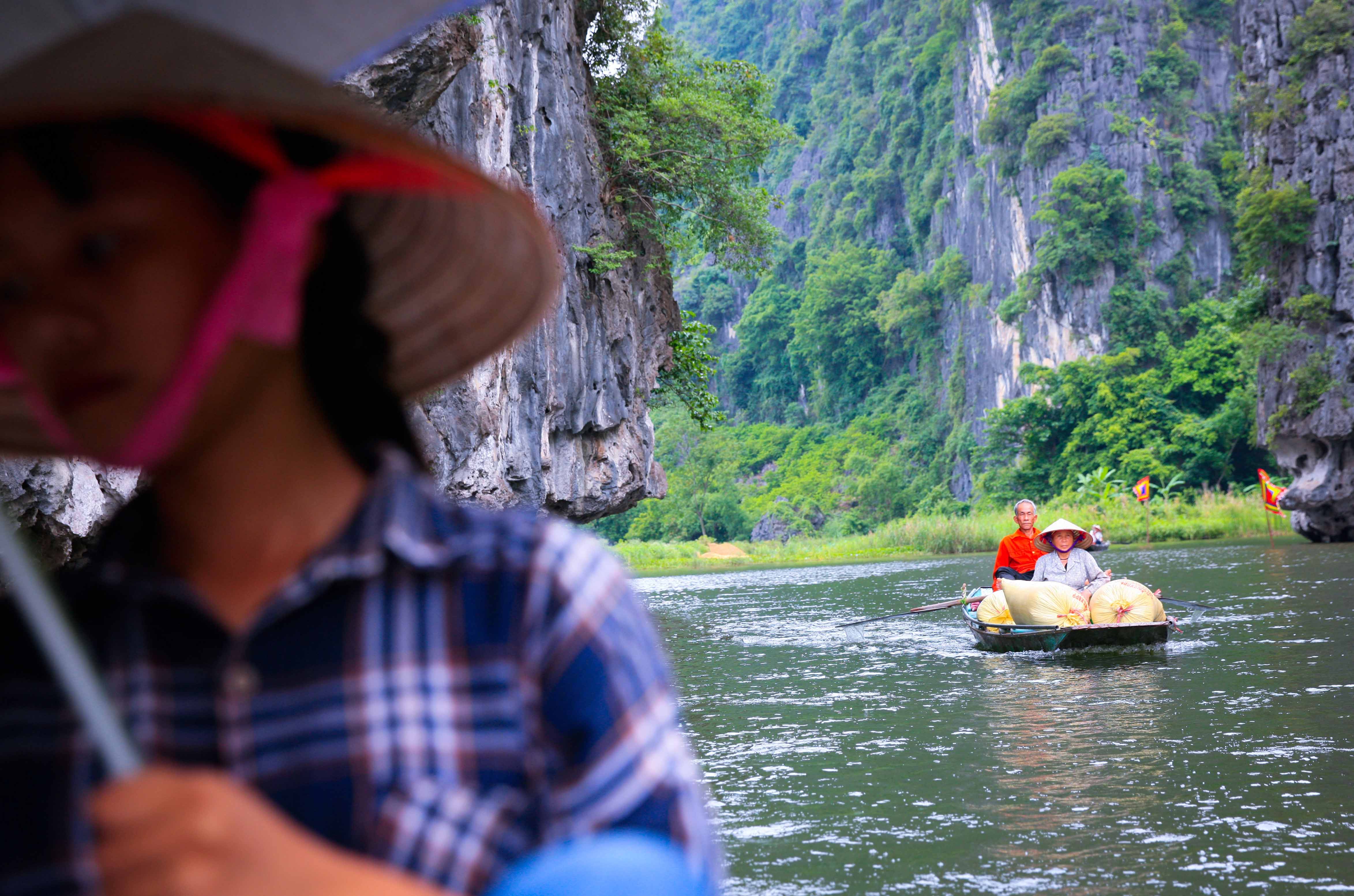 Không cứ phụ nữ hay người già, những đôi chân thoăn thoắt đạp mái chèo đưa con thuyền lướt nhẹ trên dòng sông Ngô Đồng.